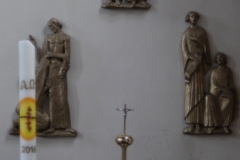Osterkerze und Taufbecken