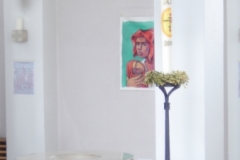 Osterkerze und Taufstein