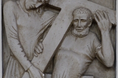 5. Station: Simon von Zyrene hilft Jesus das Kreuz tragen
