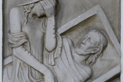 14. Station: Der heilige Leichnam Jesu wird in das Grab gelegt