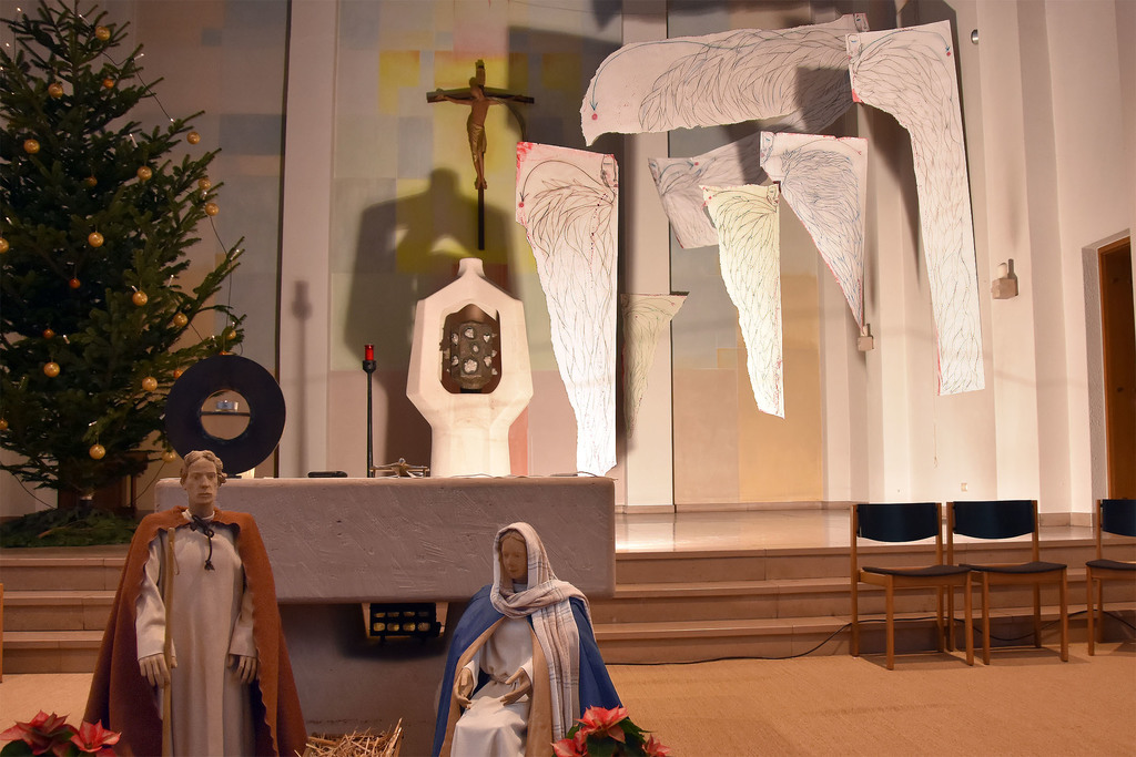 Engel im Altarraum der Güdinger Kirche