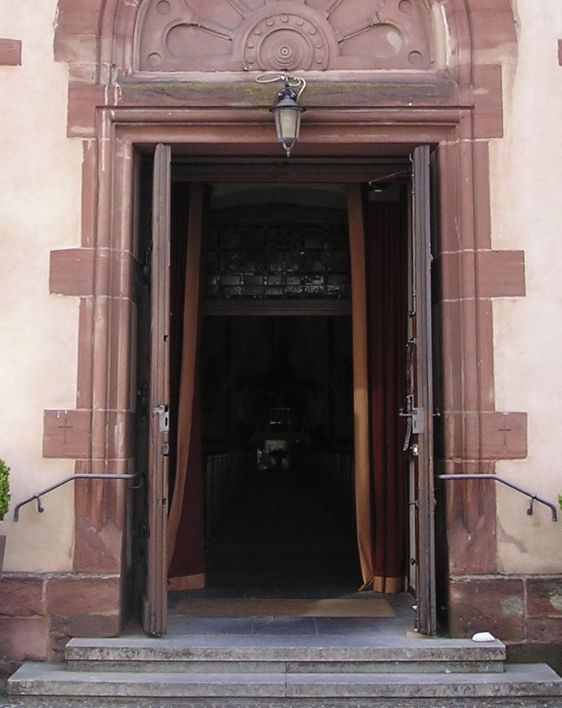 Portal der Brebacher Kirche Maria Hilf