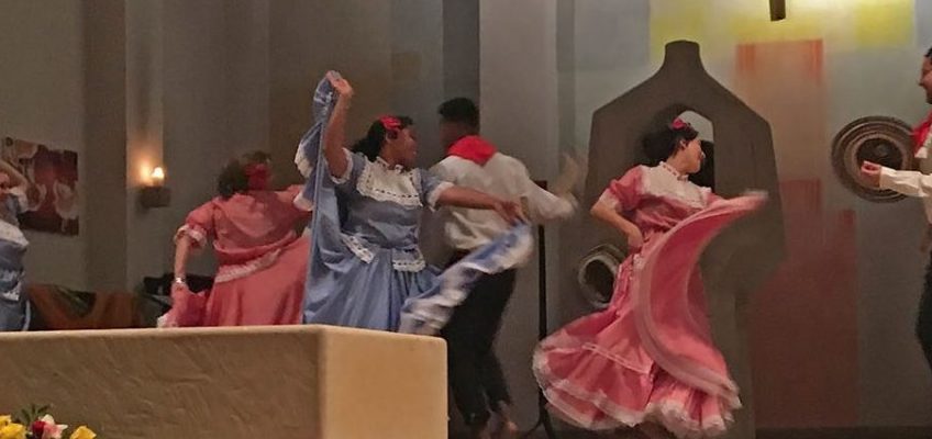 Tanz bei der kolumbianischen Nacht
