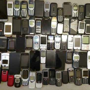 80 alte Handys gesammelt