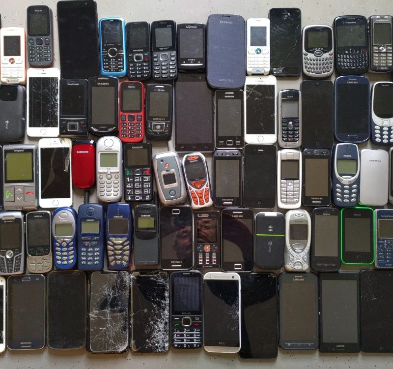 74 gesammelte alte Handys