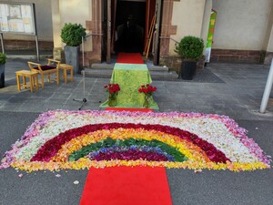 Blumenteppich vor der Kirche